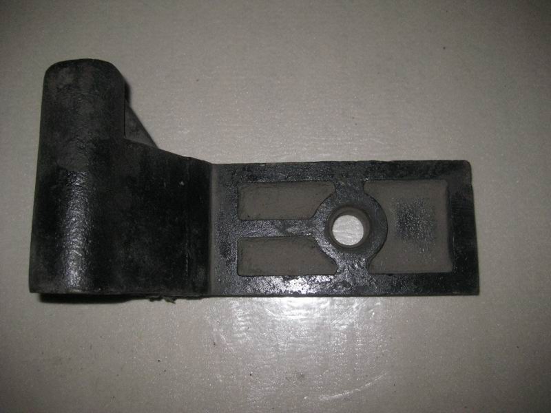 Нижний кронштейн переднего амортизатора (правый)