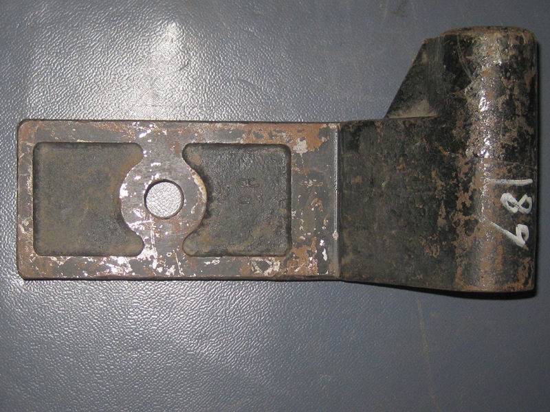 D Нижний кронштейн переднего амортизатора (левый)