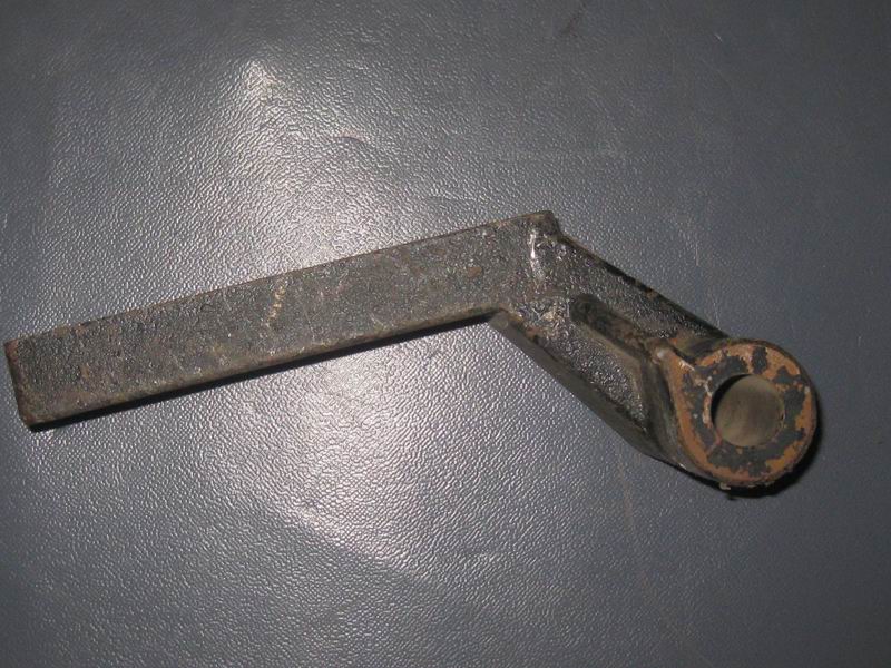 D Нижний кронштейн переднего амортизатора (левый)-1