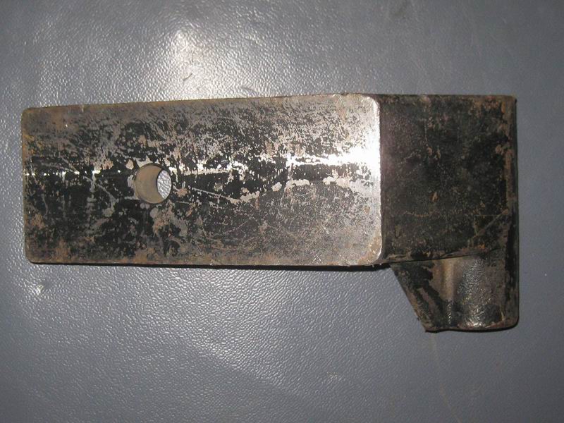 D Нижний кронштейн переднего амортизатора (левый)-2