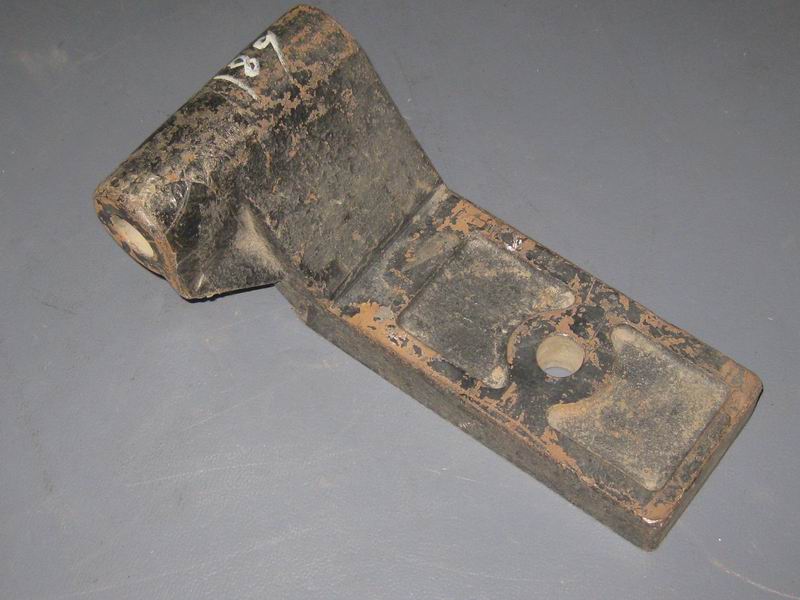 D Нижний кронштейн переднего амортизатора (левый)-3