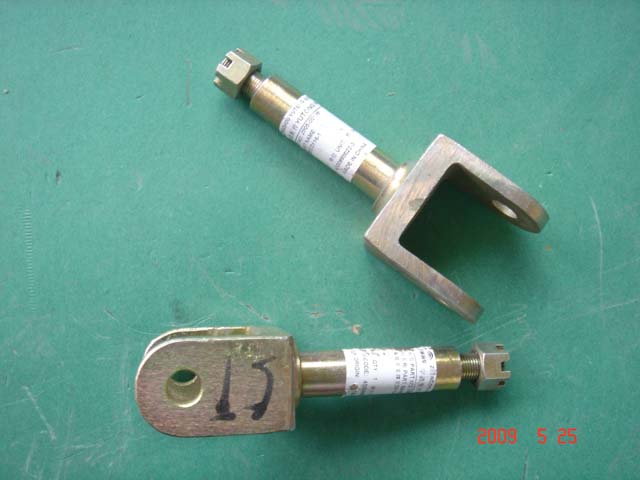 Support fork under shock absorber