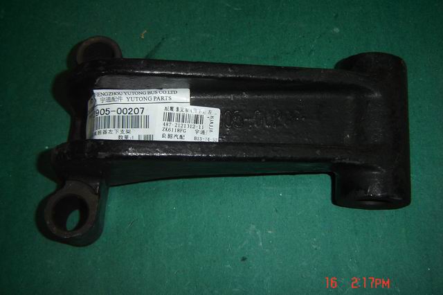 D Нижний левый кронштейн переднего амортизатора