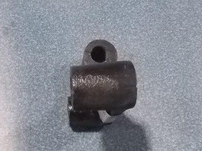 Нижний кронштейн амортизатора (левый) — передняя подвеска