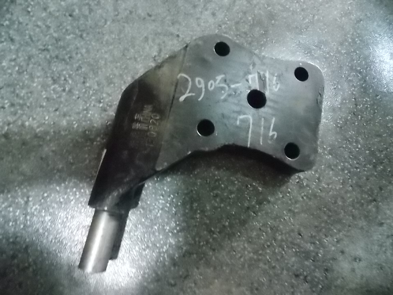 Нижний кронштейн переднего амортизатора (правый)