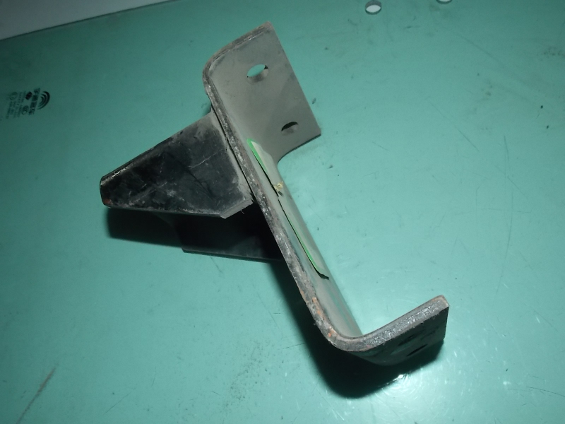 Stabilization rod upper bracket-front suspension