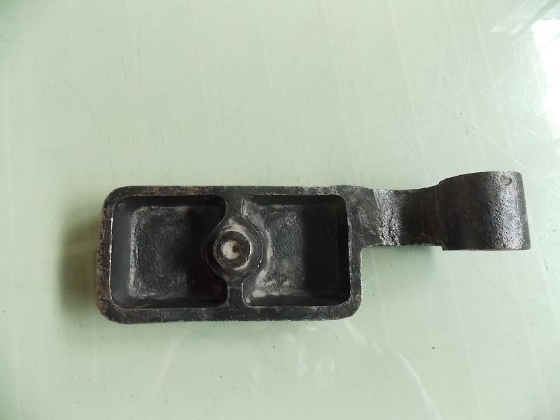 Inclined pad assembly (right)-front stabilizer