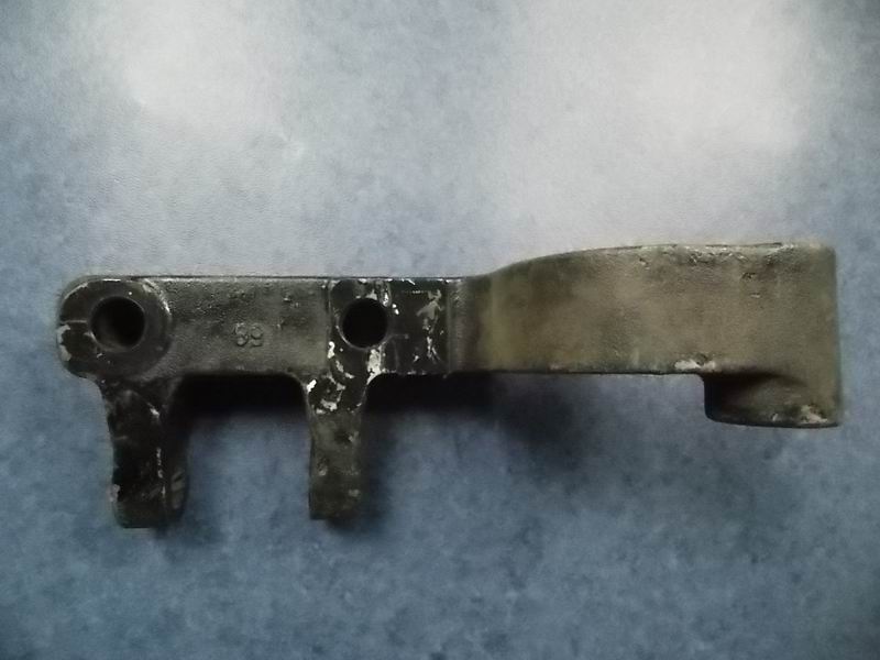 D Нижний правый кронштейн заднего амортизатора