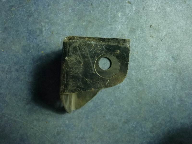 Верхний кронштейн заднего амортизатора-1