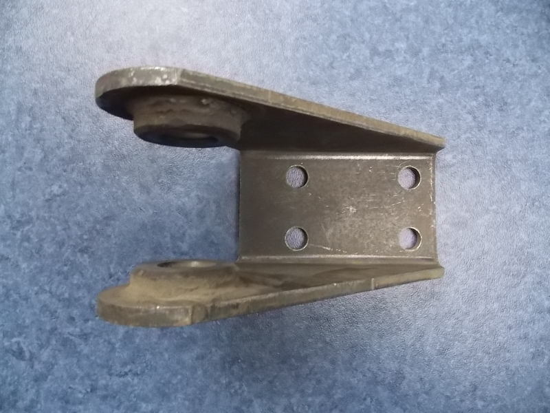 Нижний кронштейн амортизатора