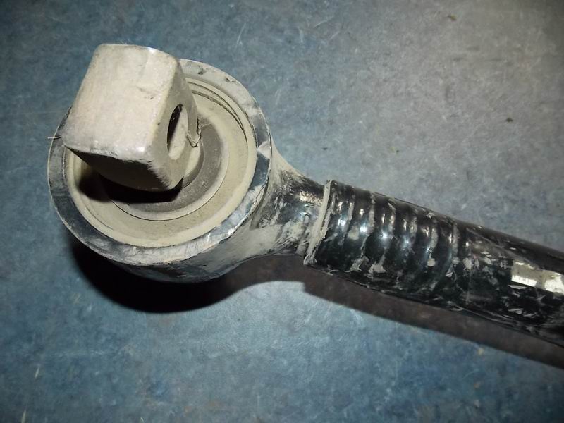 D Задняя нижняя опорная тяга в сборе (слева)