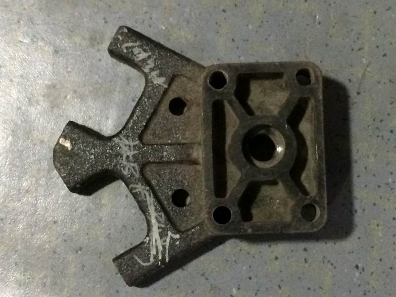 V-shaped thrust rod support