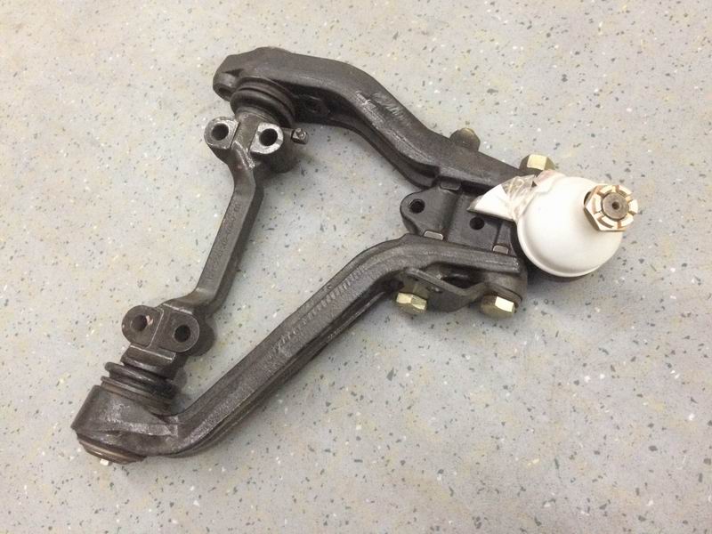 Верхний поворотный рычаг в сборе (правый)