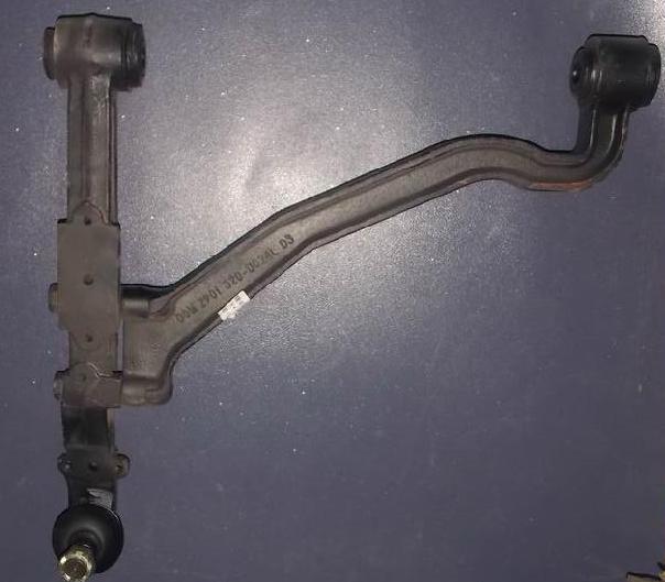 Опорный рычаг подшивочного рукава в сборе (слева)