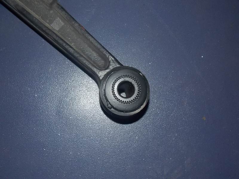 Опорный рычаг подшивочного рукава в сборе (слева)-2