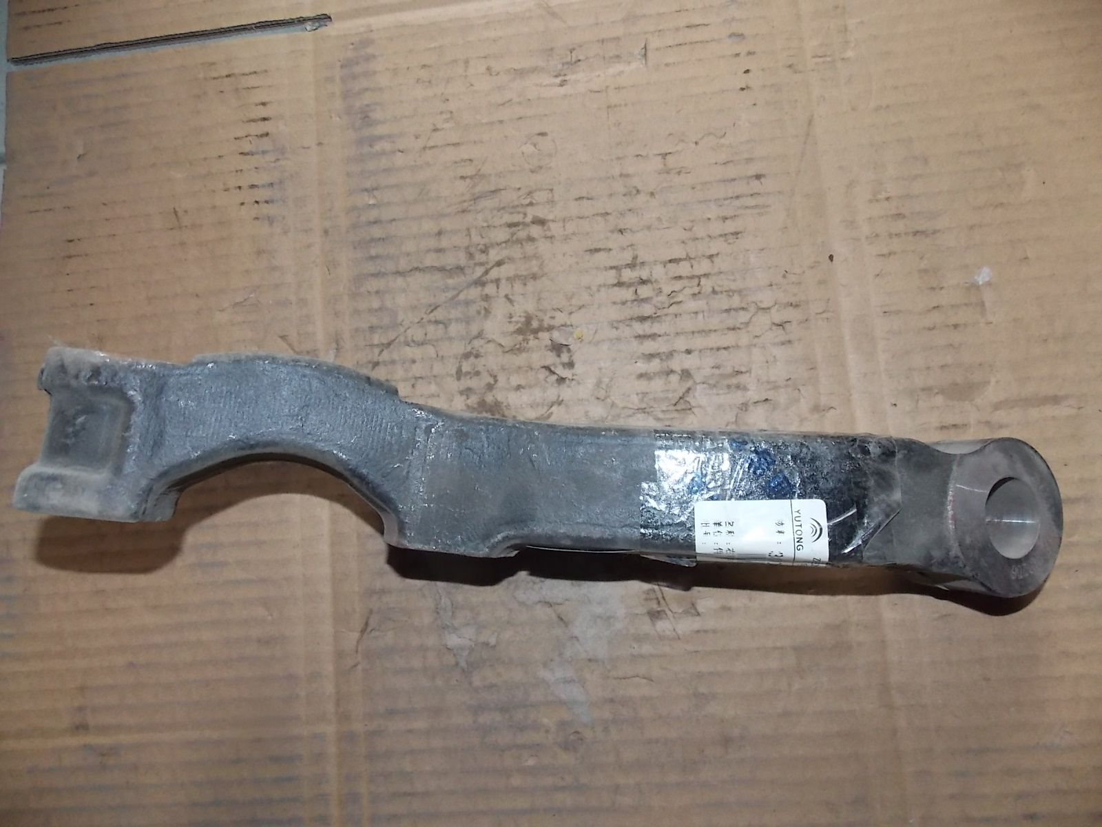 Правый поперечный рычаг-1