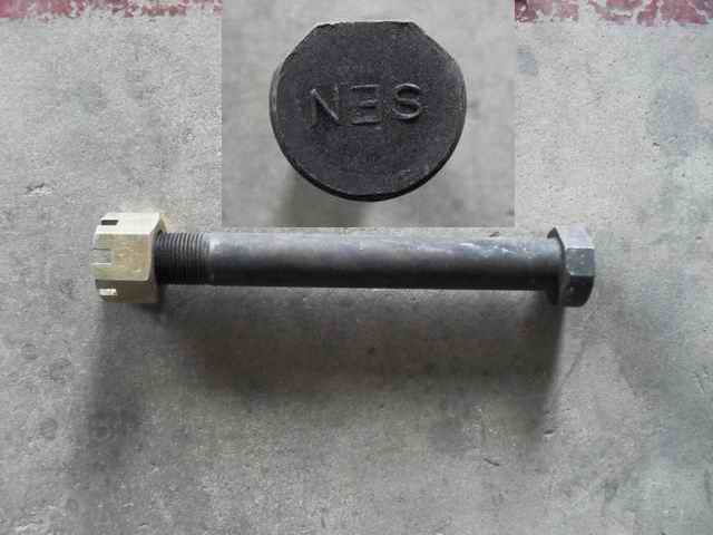 Болт крепления рычага тележки