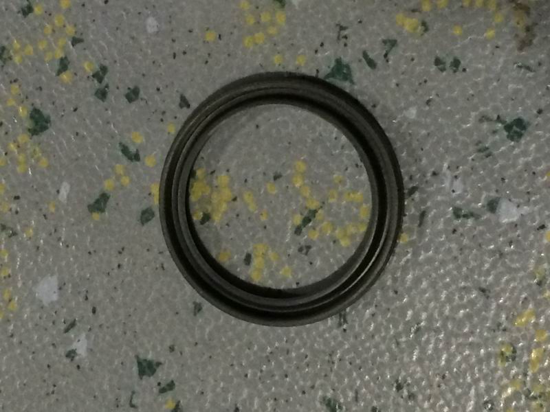 Сальник главного пальца; внутренний диаметр 28 .6; внешний диаметр 37 ; толщина 4