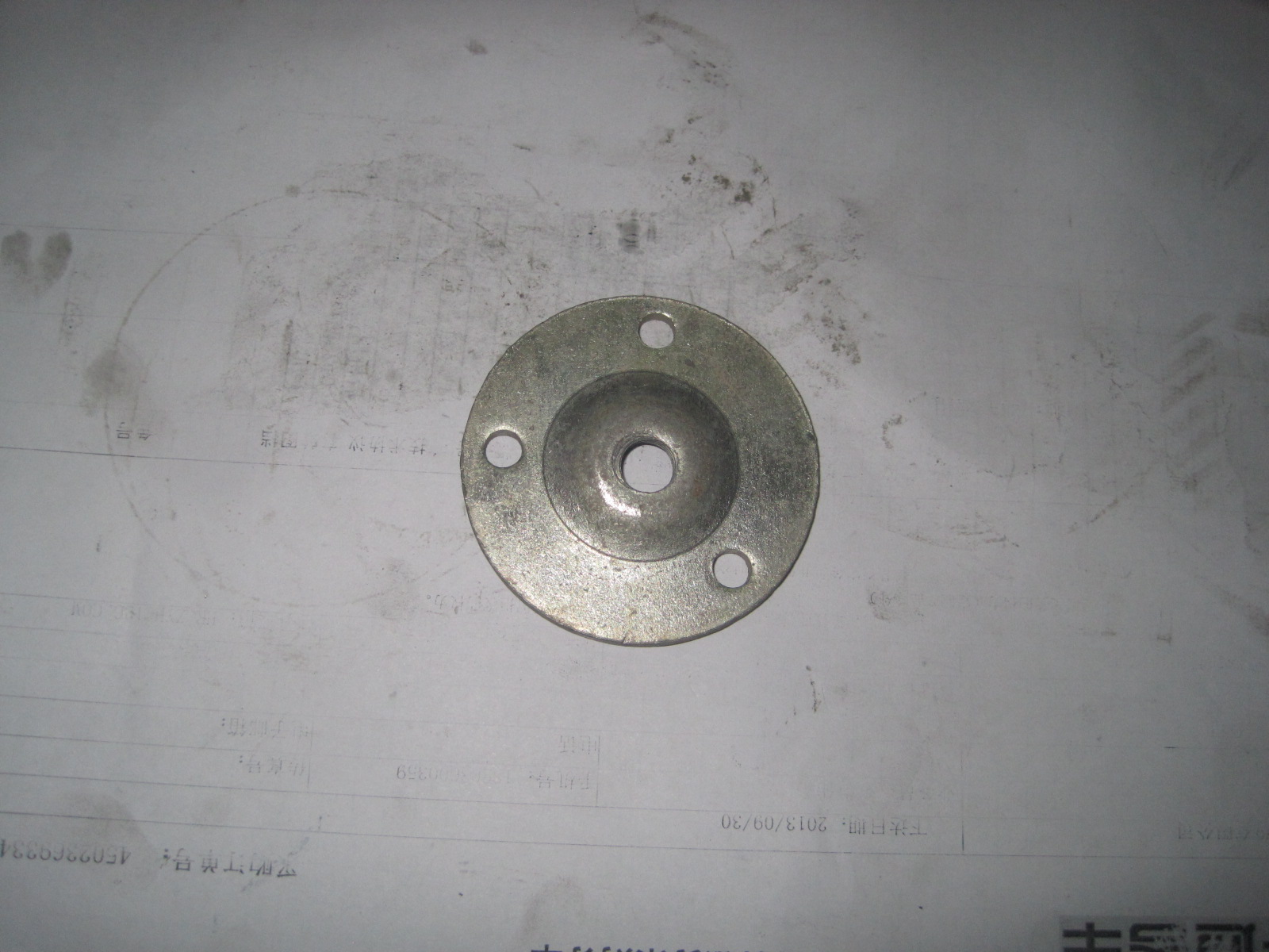 Крышка основной штыревой вилки – верхняя; 3 крепежных отверстия 6,5; внутренний диаметр 40 ; внешний диаметр 66