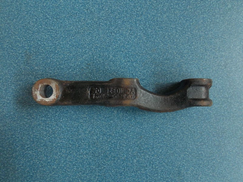 Left horizontal pull rod arm