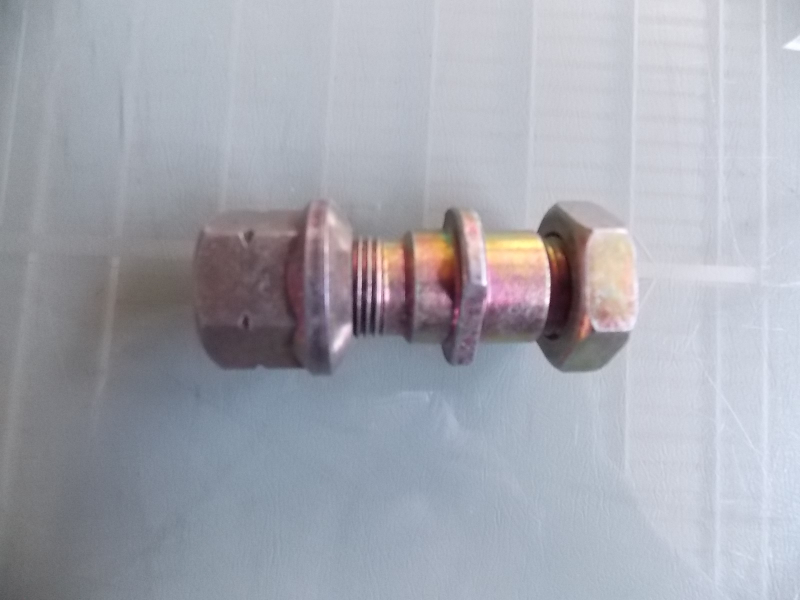 前轮螺栓螺母-左