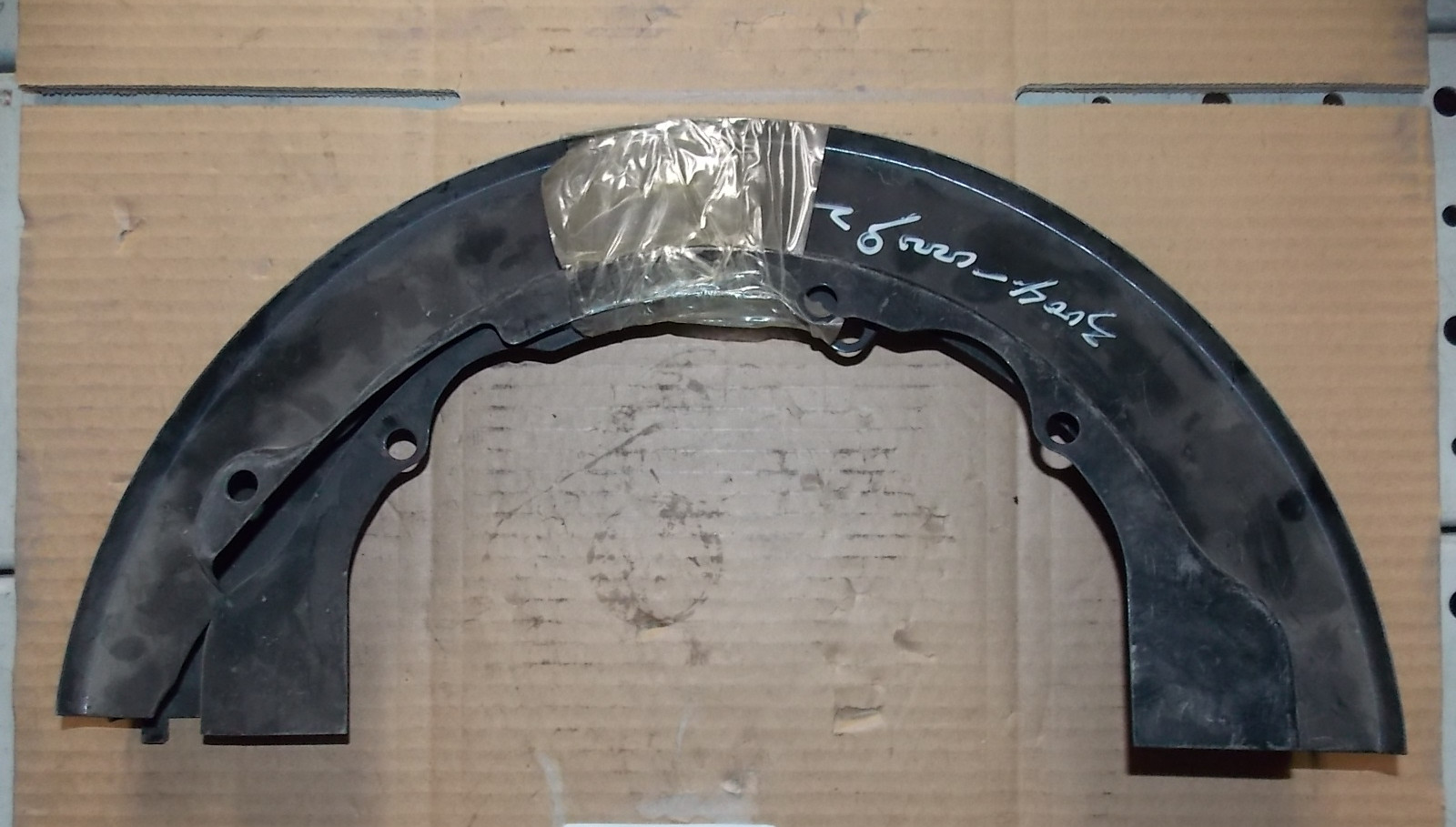 Тормозной пыльник; содержит две верхние и нижние части