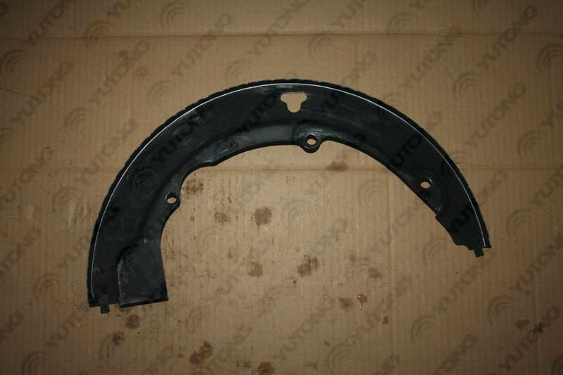 Тормозной пыльник; содержит две верхние и нижние части-1