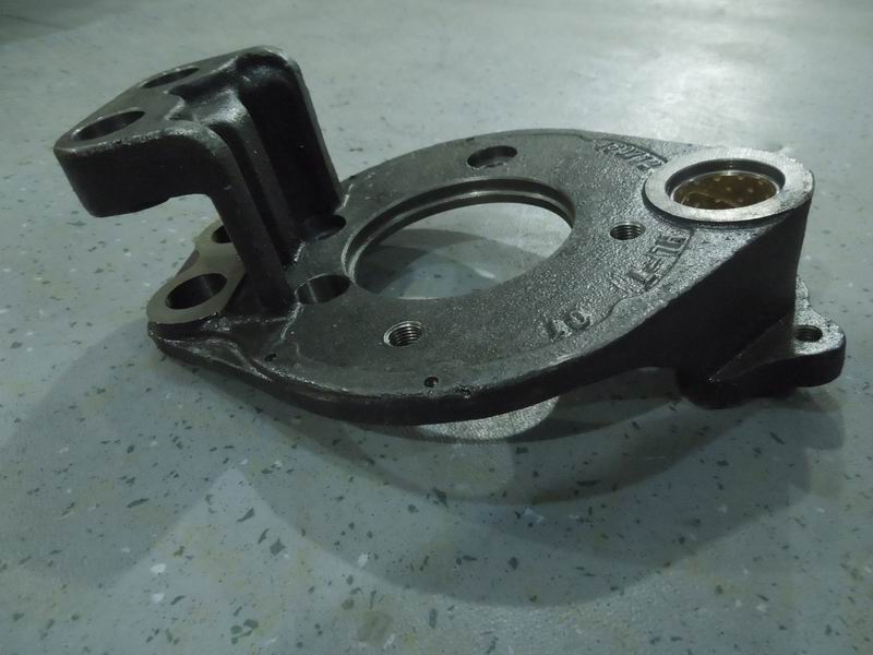 Опорная пластина переднего левого тормоза в сборе