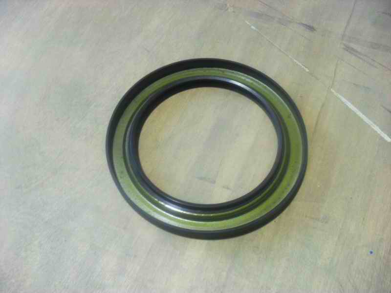 Сальник внутри ступицы; внутренний диаметр 95 ; внешний диаметр 130 ; толщина 12 .5