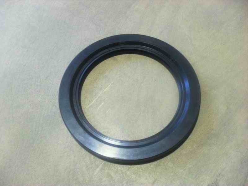 Сальник внутри ступицы; внутренний диаметр 95 ; внешний диаметр 130 ; толщина 12 .5-1