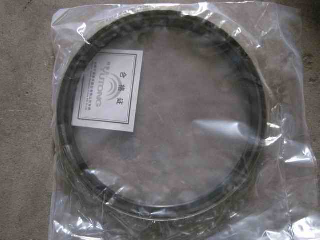 Сальник внутри ступицы; внутренний диаметр 154 ; внешний диаметр 175 ; толщина 13-1