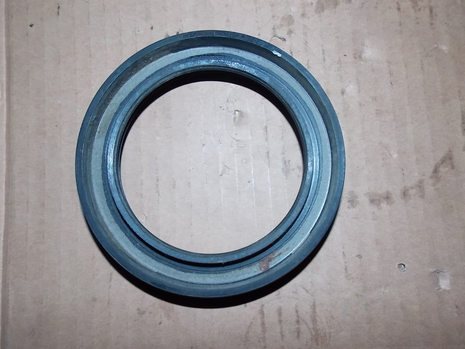 Rear wheel internal oil seal