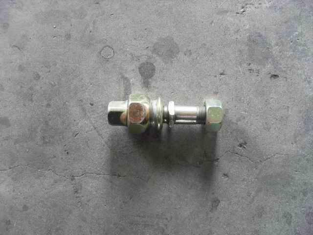 Гайка болта крепления левого заднего колеса