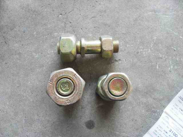 Right wheel bolt nut