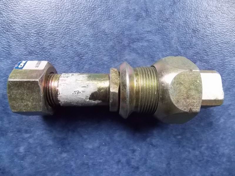 Гайка болта заднего колеса Левая