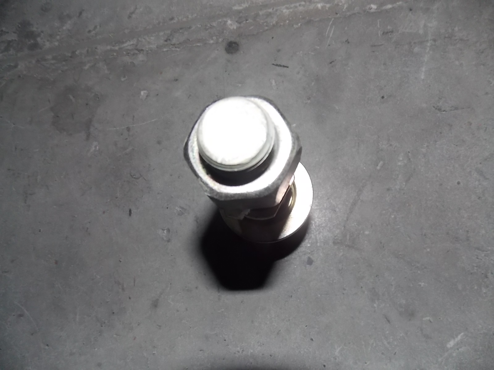 Rear wheel bolt nut-1