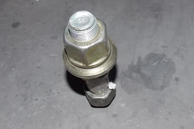 Rear wheel bolt nut-2