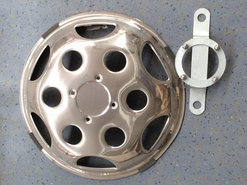 Full-width stainless steel wheel cover assembly