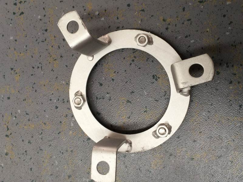 За кронштейном колпака колеса