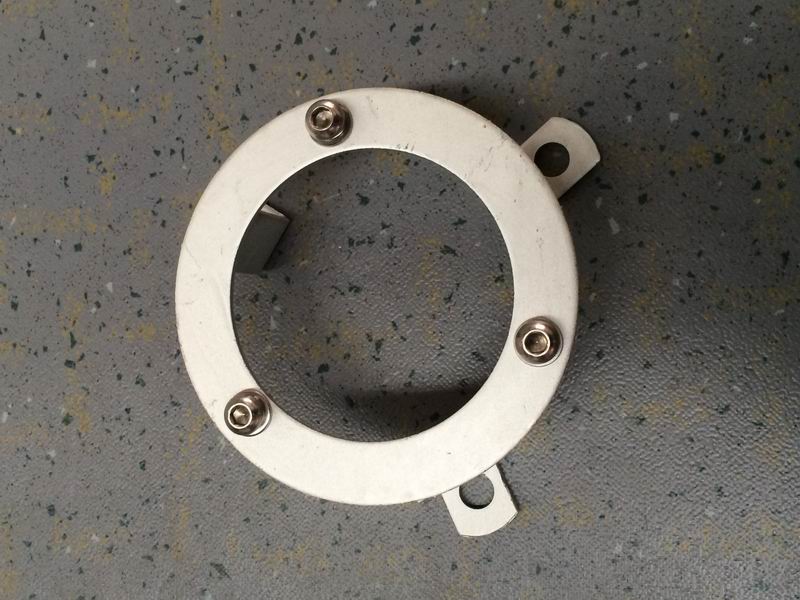 За кронштейном колпака колеса-1