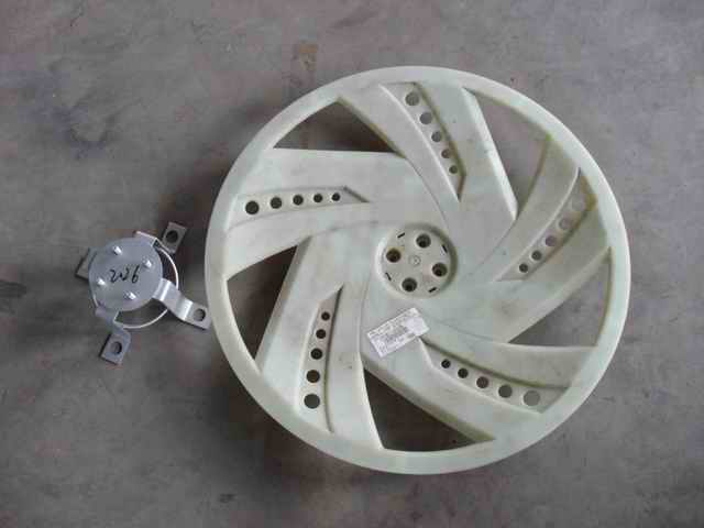 Rear nylon wheel cover-right