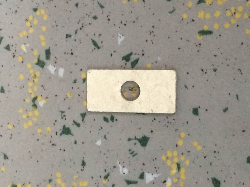 Квадратный рог 30 * 14 *1,5, отверстие Φ6,5, Дакро