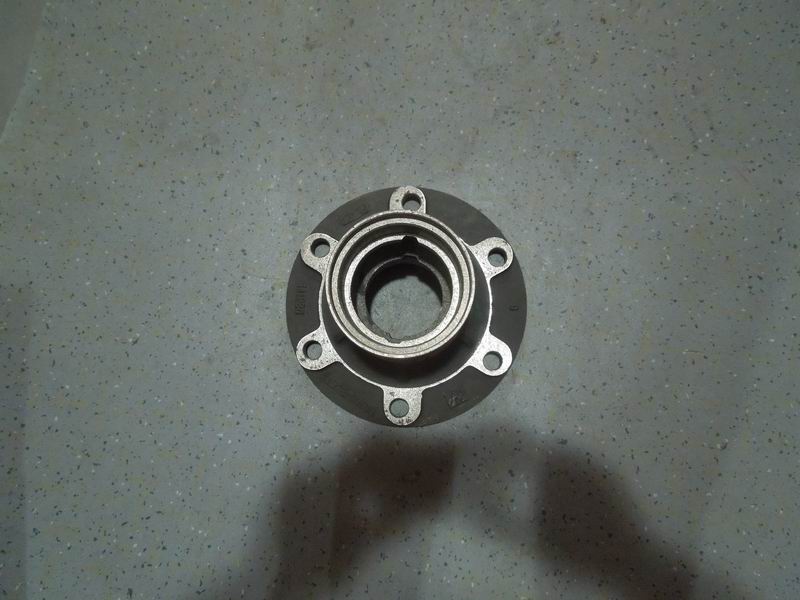Front wheel hub