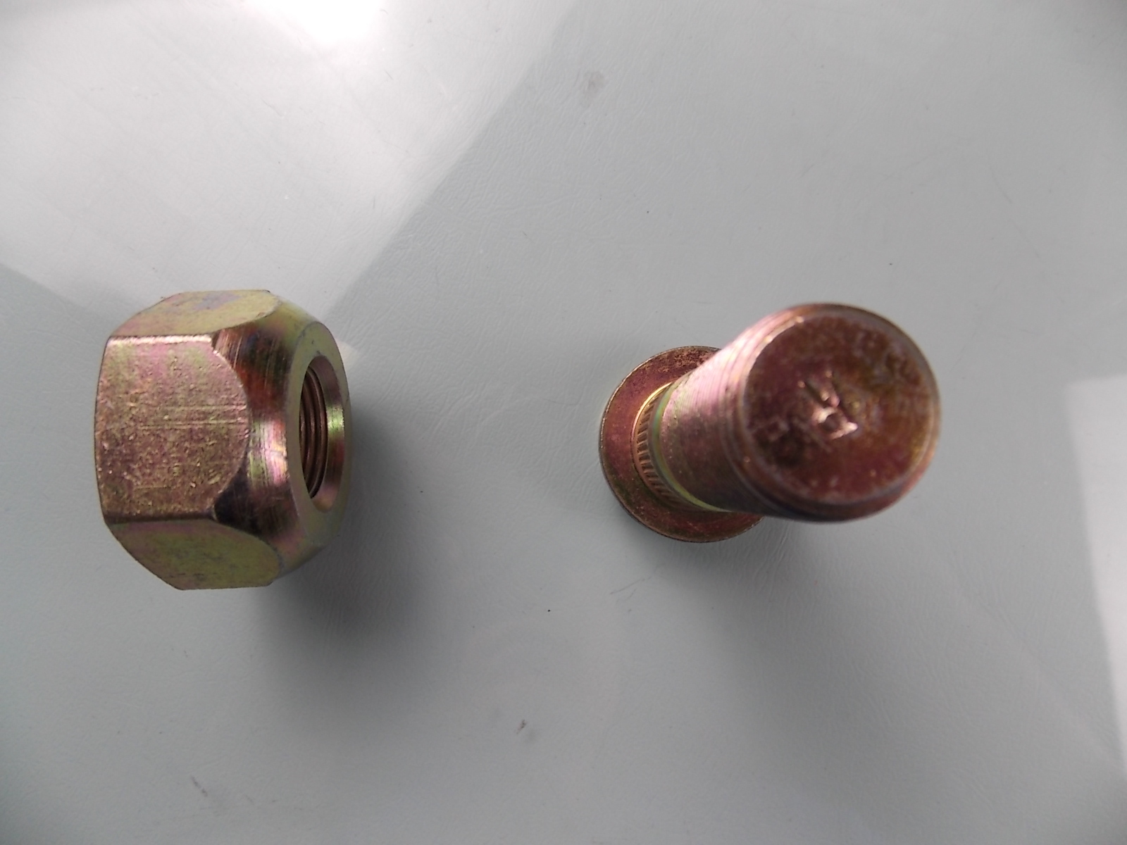 Tire nut-left rotary-1