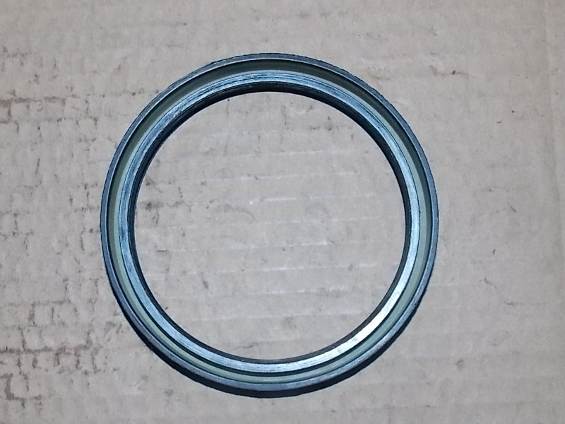 Сальник передней ступицы в сборе