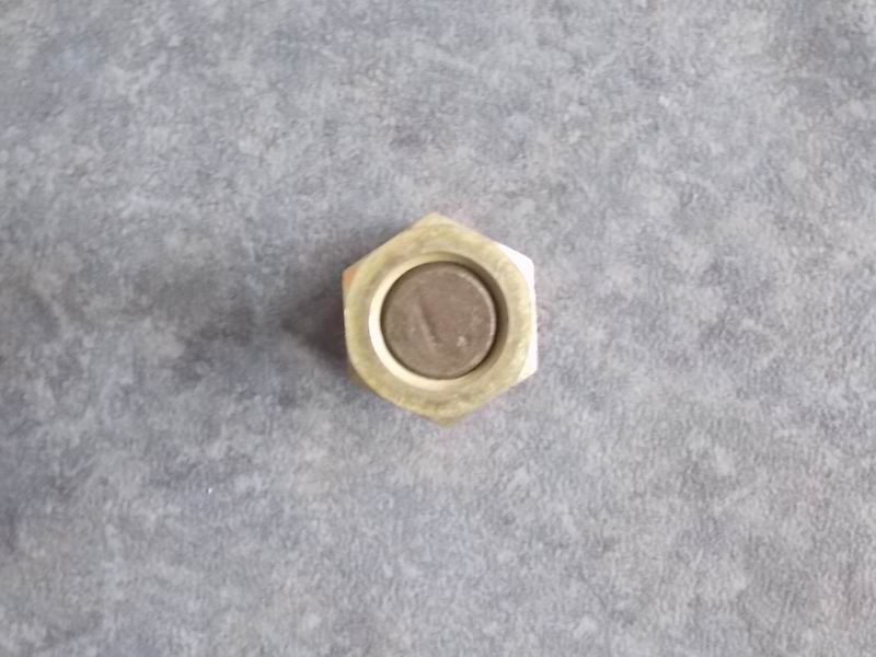 Гайка болта переднего колеса — левая-1