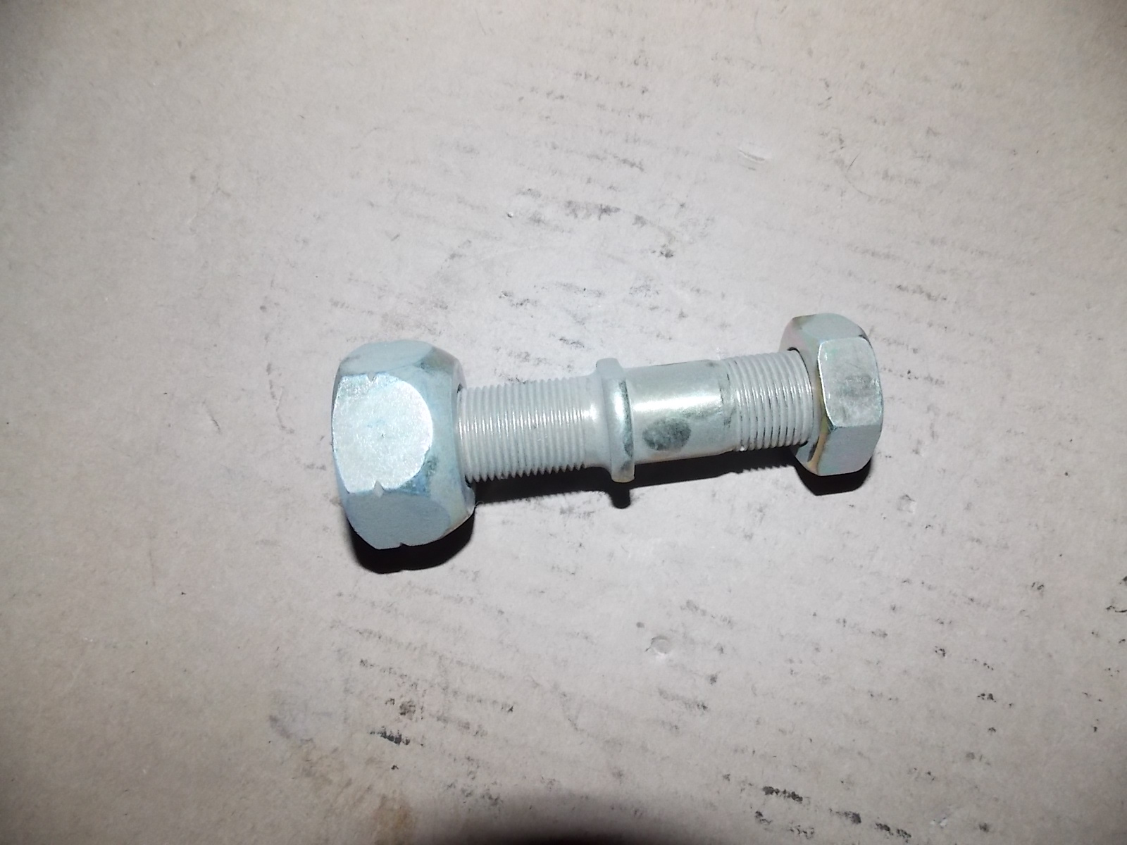 Гайка болта переднего колеса — левая