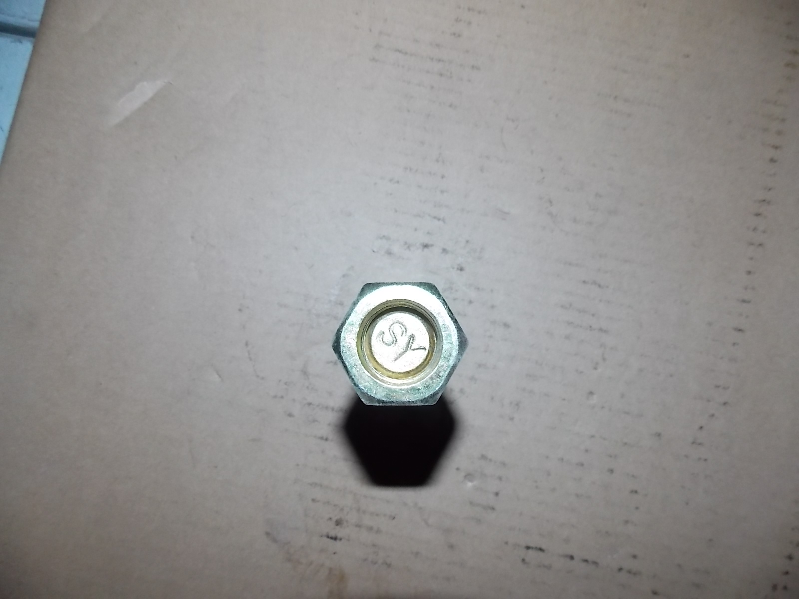 Гайка болта переднего колеса — левая-1