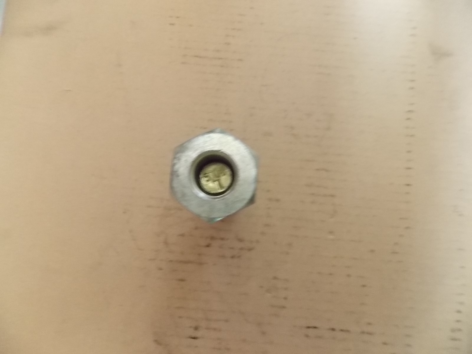 Гайка болта переднего колеса — левая-2