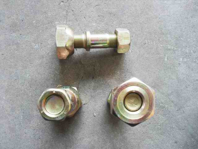 Колесные болты и гайки в сборе — слева; потреблять инвентарь